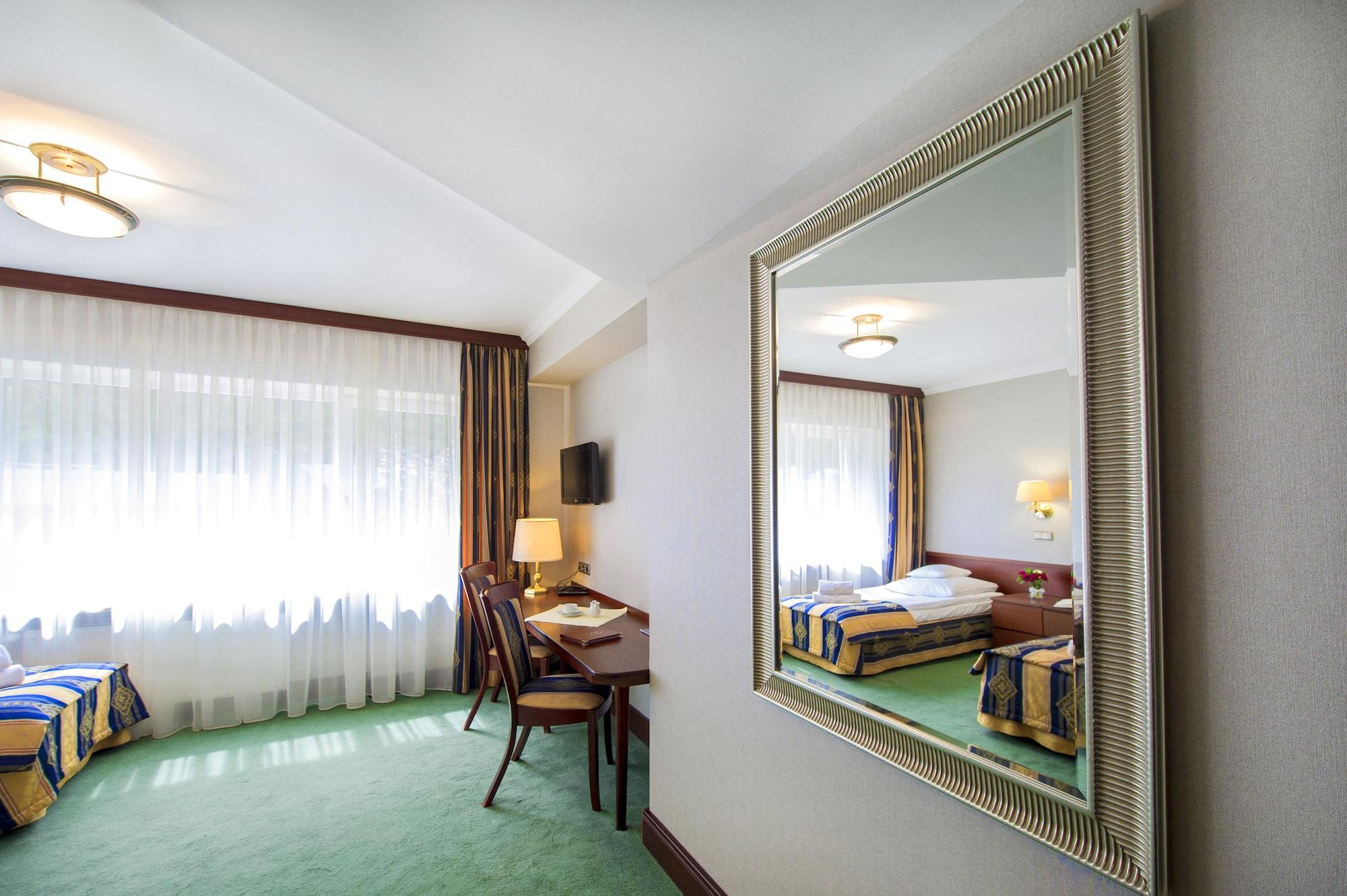 Hotel Villa Eva กดัญสก์ ภายนอก รูปภาพ